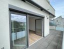 großer Balkon mit Markise