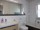 Bad mit Wanne, Dusche und WC im OG