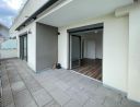 großer Balkon mit Markise