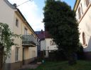 Außenansicht  Haus links mit Blick auf den Balkon